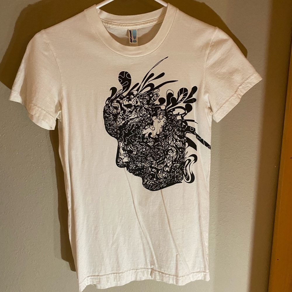Vintage Retro White Graphic Tee with Intricate Black Face Design Size Medium